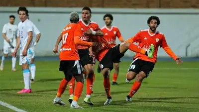 ياسين مرعي مع لاعبي فاركو