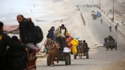 فلسطينيون في غزة أثناء فرارهم من القصف الإسرائيلي