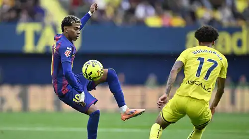 لامين يامال خلال مباراة برشلونة وفياريال