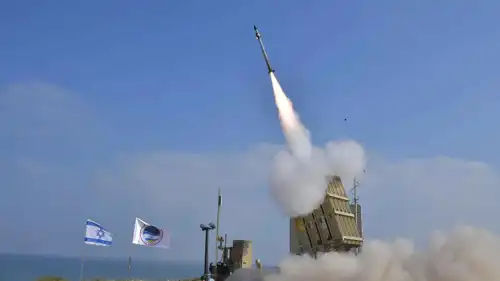 إسرائيل تطلق صاروخا لاعتراض جسم طائر