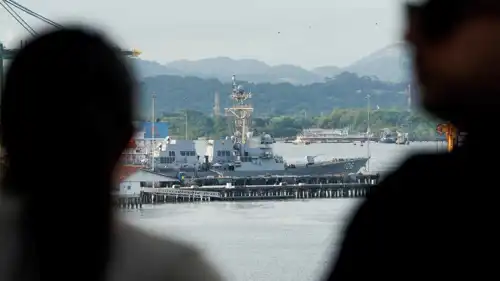  السفينة الحربية الأمريكية يو إس إس ترسو قبالة بنما