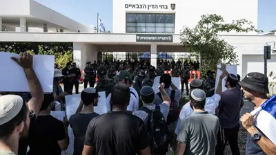 إسرائيليون يحتجون على محاكمة جنود متهمين بالاعتداء جنسيا على معتقل فلسطيني