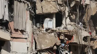 مبنى متضرر في موقع الغارة الإسرائيلية على الضاحية الجنوبية لبيروت