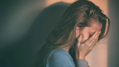 فتاة تبكي (تعبيرية)