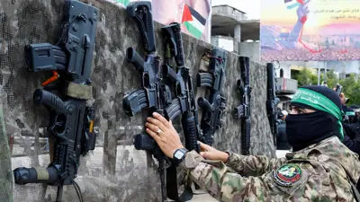 عرض أسلحة إسرائيلية لدى حماس خلال تسليم الرهائن