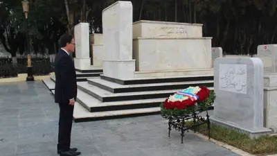 من زيارة السفير الفرنسي لقبر العربي بن مهيدي 