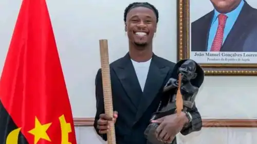 إدواردو كامافينغا خلال زيارته لأنغولا