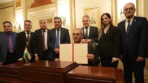 علي شعث خلال توقيع أول قراراته