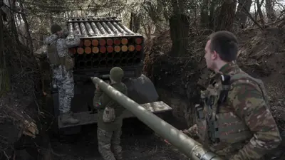 جنود أوكرانيون يذخّرون راجمة صواريخ