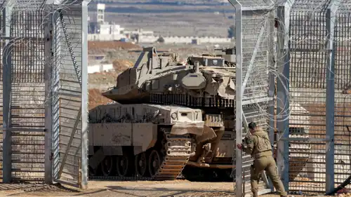 دبابة إسرائيلية تعبر السياج إلى المنطقة العازلة مع سوريا 
