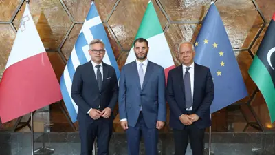 وزير الداخلية الليبي عماد الطرابلسي (وسط) خلال زيارة الوفد الأوروبي