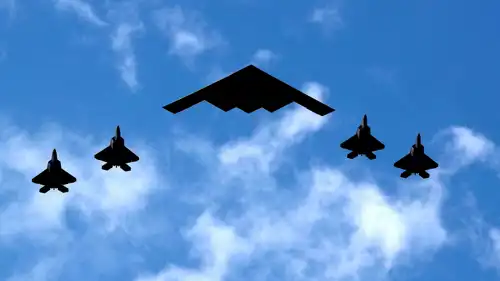 مقاتلات أمريكية ترافق قاذفة بي 2