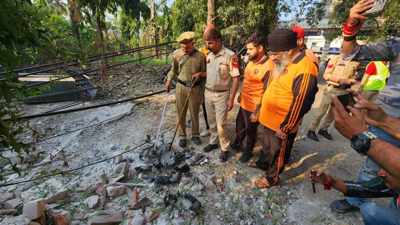 عناصر أمن تعاين شظايا صاروخ في محيط المعبد