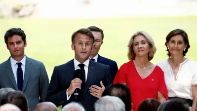 الرئيس إيمانويل ماكرون ورئيس الوزراء المستقيل جابرييل أتال