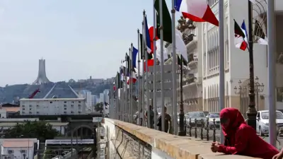 أعلام فرنسا والجزائر في العاصمة الجزائرية