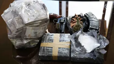 مخدرات وأسلحة ضبطت بحوزة المتهمين