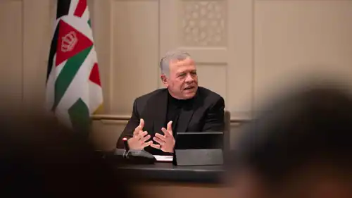 العاهل الأردني الملك عبدالله الثاني خلال لقاء أعضاء مجلس نقابة الصحفيين