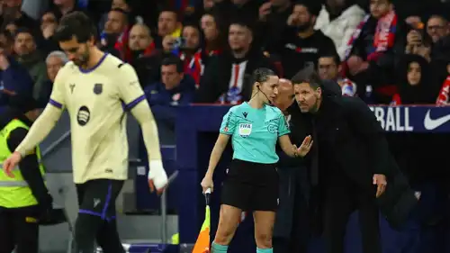 دييغو سيميوني مدرب أتلتيكو مدريد في مباراة برشلونة