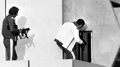 مقاتلان فلسطينيان أثناء عملية ميونيخ