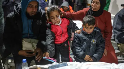 فلسطينيون أمام جثمان طفل قتل بغزة