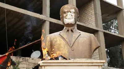 سوريون يحطمون تمثالا للرئيس الراحل حافظ الأسد