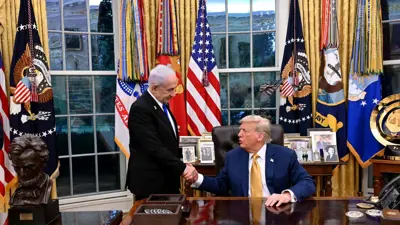 نتنياهو مصافحا ترامب خلال اللقاء الثاني في البيت الأبيض