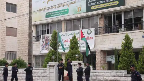 رجال أمن أمام أحد مقرات الإخوان في عمان