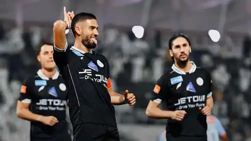 يانيك كاراسكو يحتفل بالهاتريك في شباك الرياض