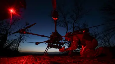 جندي أوكراني يطلق مسيرة