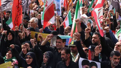 إيرانيون يشاركون في تشييع قياديهم القتلى