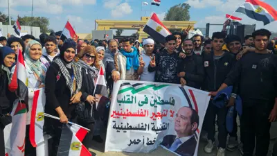 مصريون عند معبر رفح رفضا للتهجير