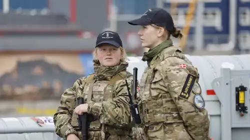 جنديتان دنماركيتان في غرينلاند