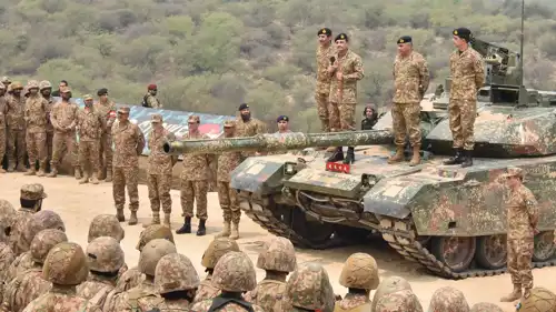 رئيس أركان الجيش الباكستاني وجنود باكستانيون