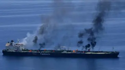 تصاعد ألسنة اللهب والدخان من ناقلة النفط سونيون