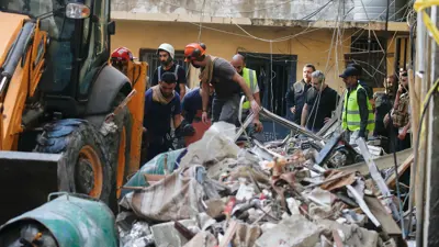 لبنانيون يبحثون عن ناجين بين أنقاض مبنى بالضاحية الجنوبية لبيروت