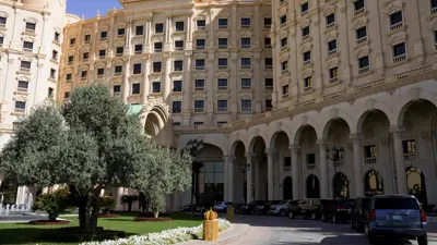 من مكان انعقاد المحادثات في فندق ريتز كارلتون بالرياض