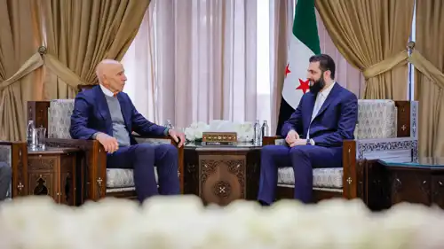 الرئيس السوري أحمد الشرع والمبعوث الأمريكي توماس باراك