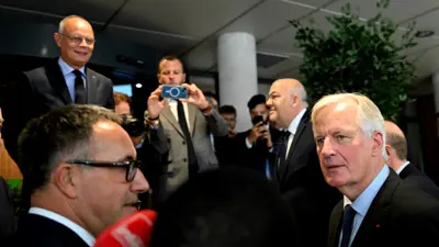 ميشيل بارنييه أثناء حضوره لمؤتمر حزب يميني في فرنسا