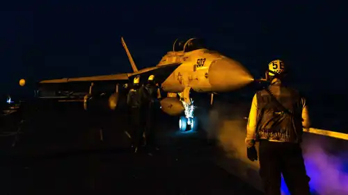 مقاتلة أمريكية تستعد لضرب أهداف إيرانية