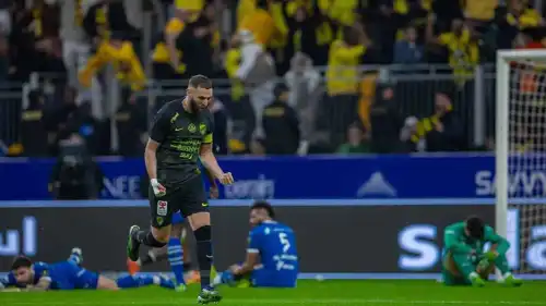 كريم بنزيما في مباراة سابقة بين الاتحاد والهلال