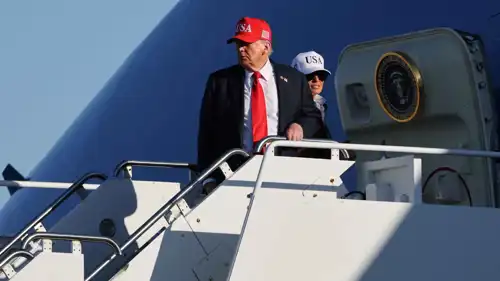 ترامب على باب الطائرة الرئاسية