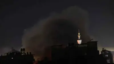 دخان متصاعد إثر قصف إسرائيلي سابق على رفح