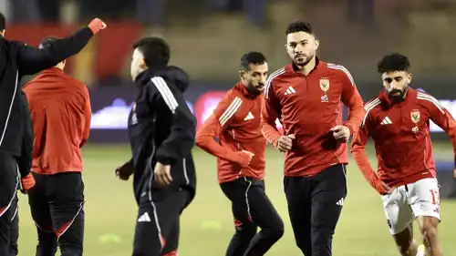 كريم فؤاد مع زملائه في الإحماء قبل مباراة الأهلي والمقاولون