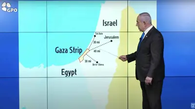 نتنياهو خلال عرضه خارطة لإسرائيل تضم الضفة