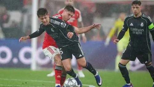 أردا غولر في مباراة ريال مدريد وبنفيكا