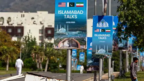 لوحات إعلانية لجولة محادثات أمريكية-إيرانية في إسلام آباد