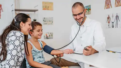 قياس ضغط الدم لطفل