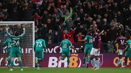 احتفال صلاح ولاعبي ليفربول بالهدف القاتل في شباك بيرنلي