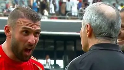 عمر كمال عبد الواحد مع مدربه مارسيل كولر