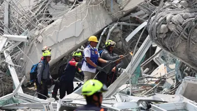 فرق الإنقاذ وسط حطام منزل دمره الزلزال